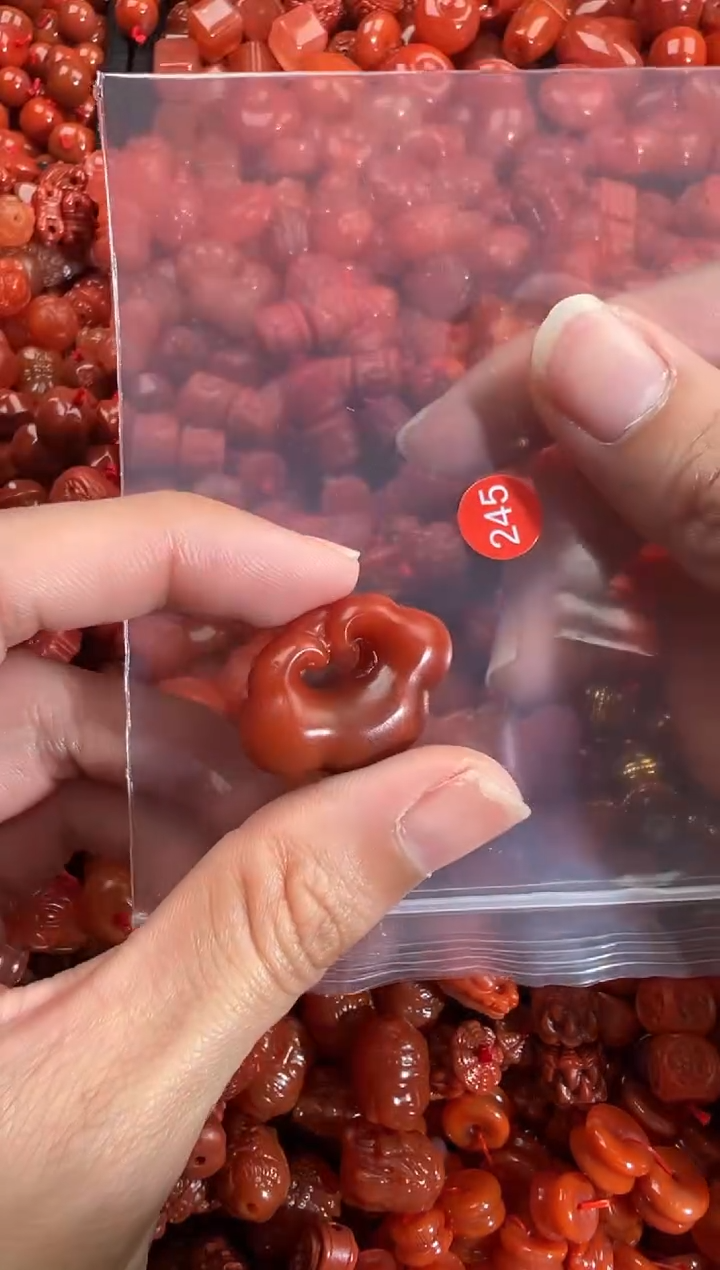 南红玛瑙未镶嵌颈饰1