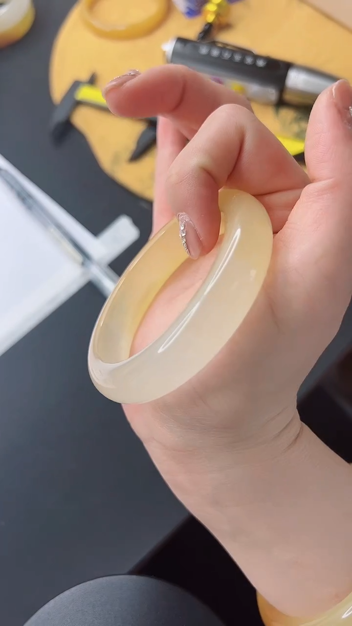 【闪购商品】石英质玉手镯未镶嵌320-56+