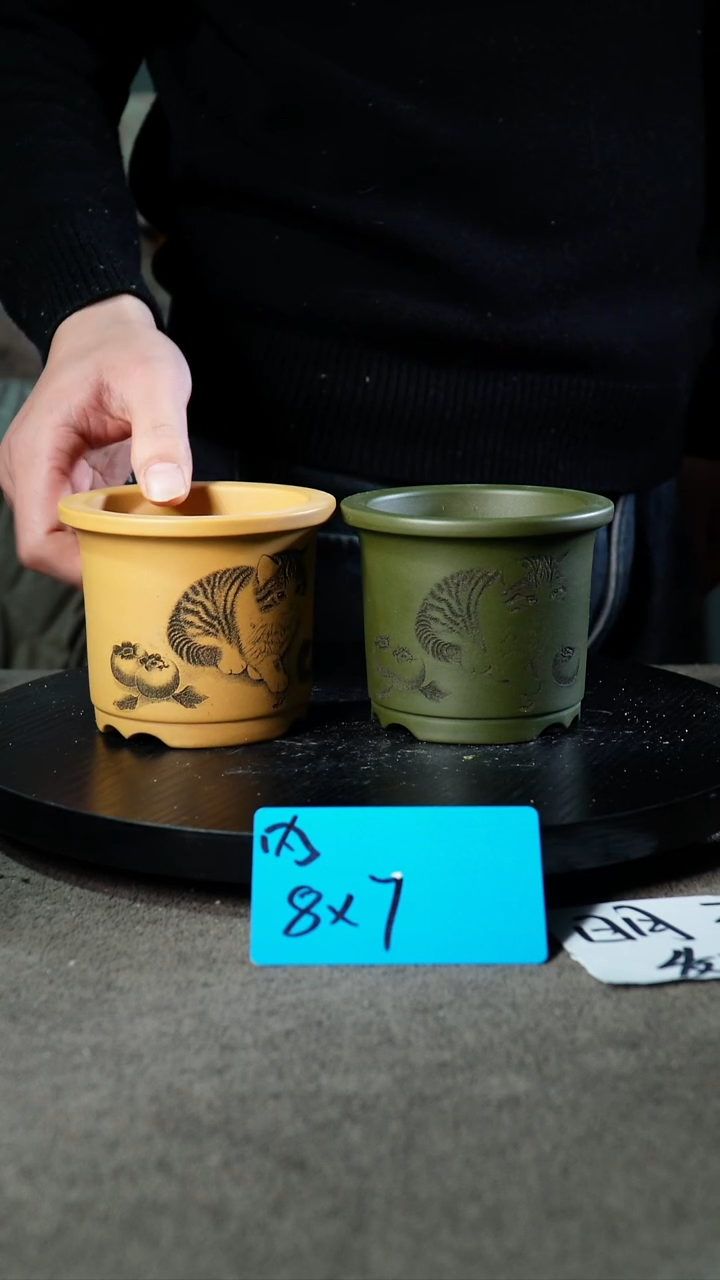 A宜兴紫砂小花盆