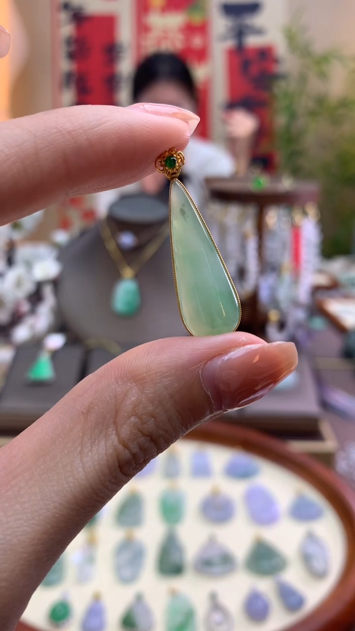 【闪购商品】翡翠颈饰18K金镶嵌福瓜