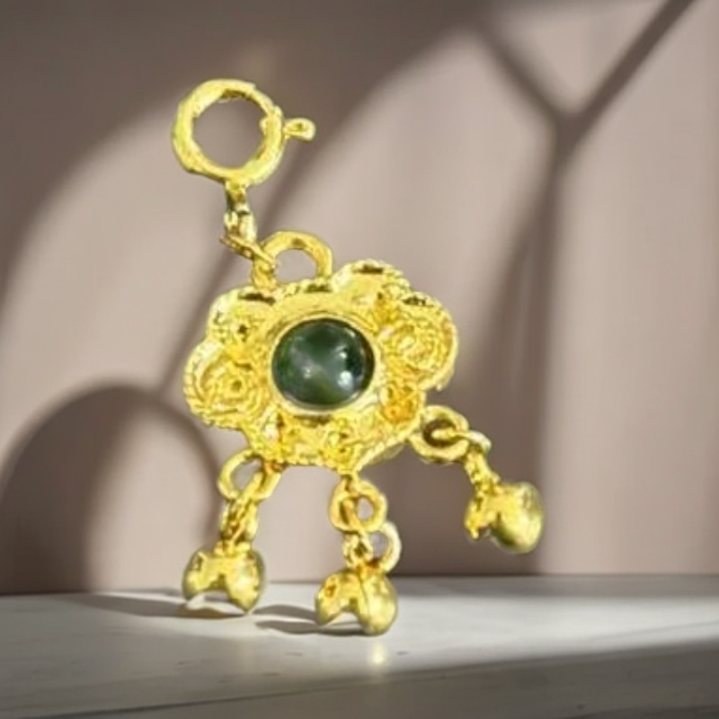 I8K 祥云花丝绿宝镶嵌锁包铃铛提溜