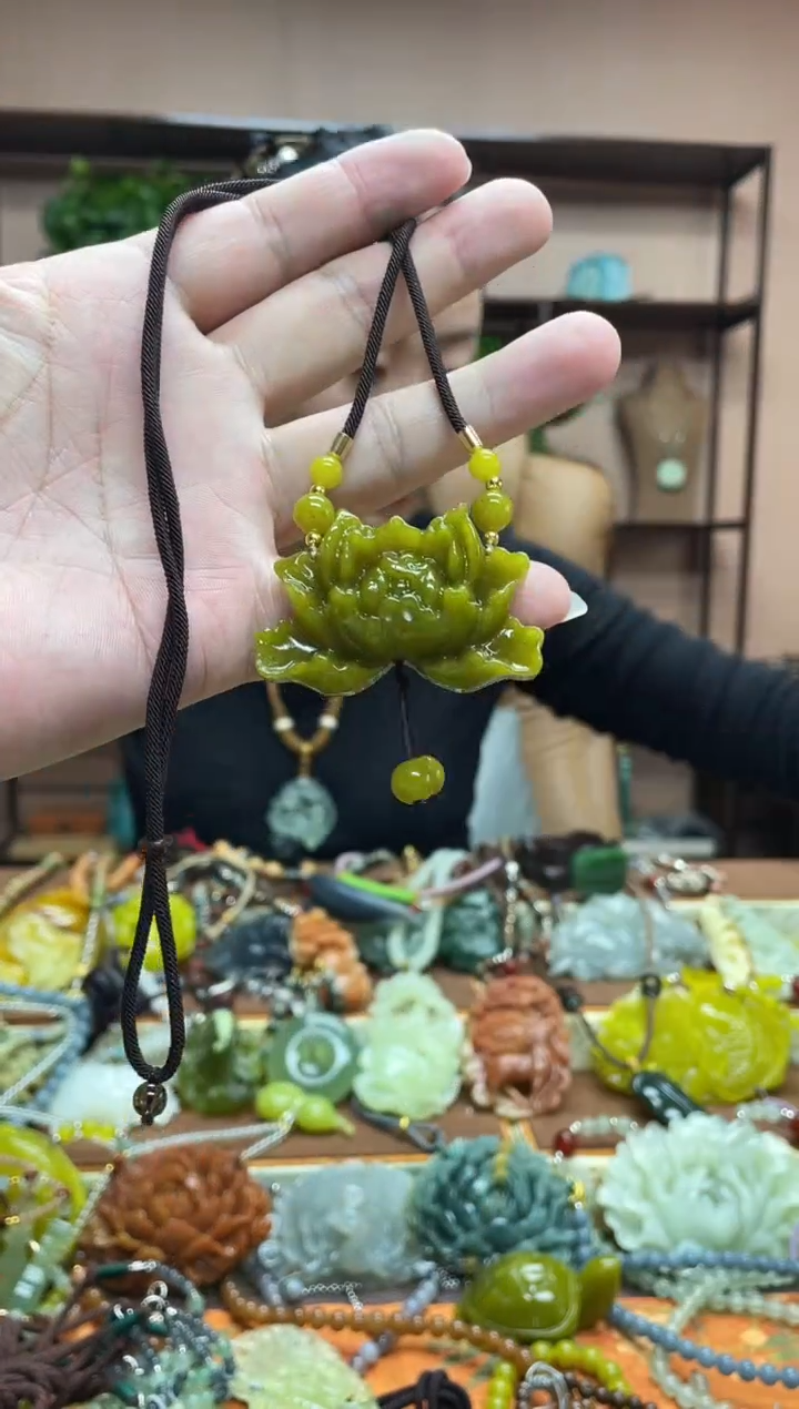 未镶嵌岫玉吊坠多样性发货发其中之一