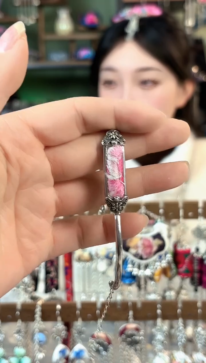 彩云南阁非遗老绣苗银饰品644