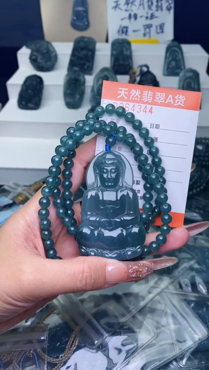 翡翠未镶嵌颈饰           