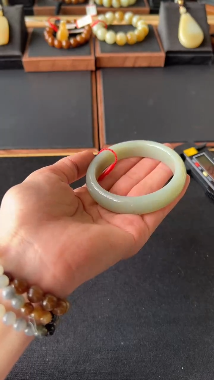 【闪购商品】和田玉手镯未镶嵌且末微色差58