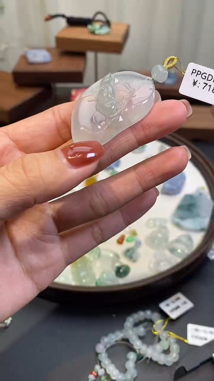 【闪购商品】翡翠颈饰未镶嵌荷叶鱼