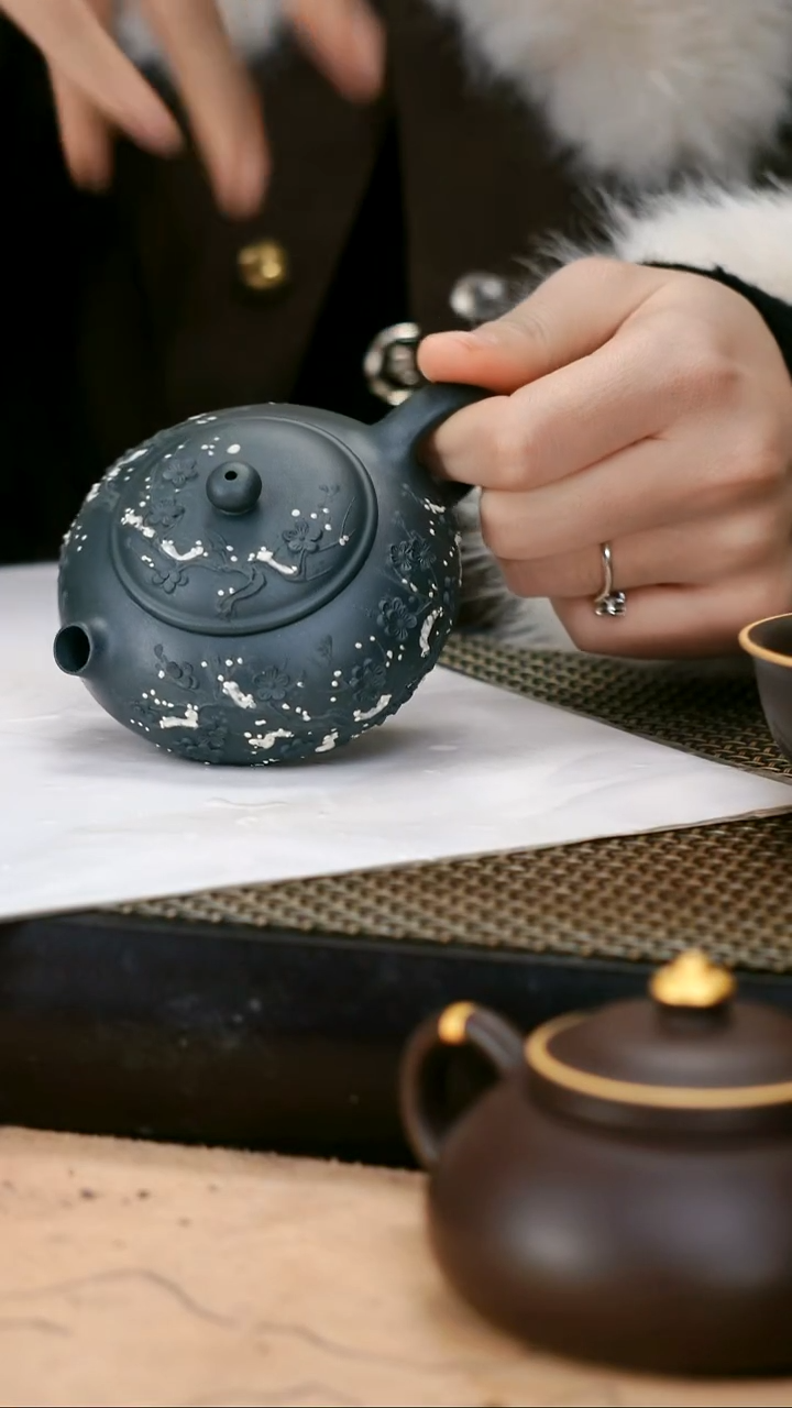 茶壶紫砂翡翠绿泥精工墨梅本色堆绘扁西施130cc