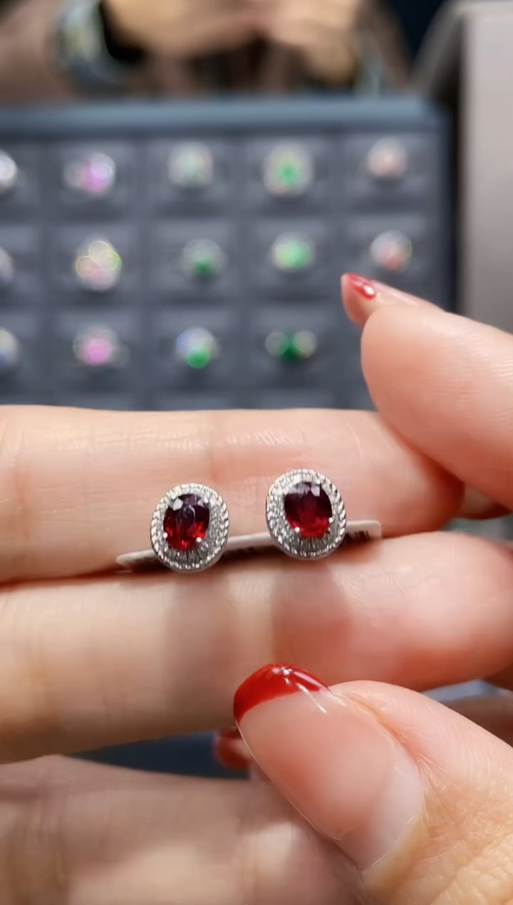 【闪购商品】红宝石耳钉18K金镶嵌0.70克拉