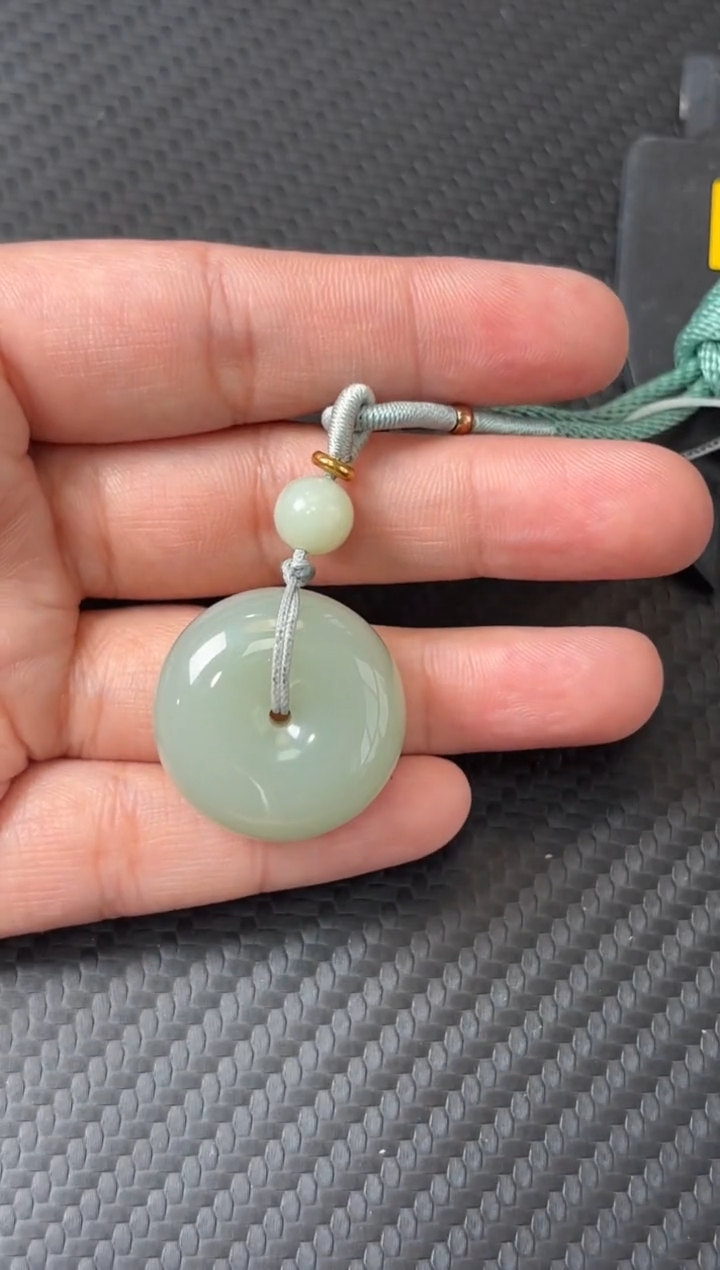 吊坠(赠链)未镶嵌和田玉且末微色差近矿平安扣m