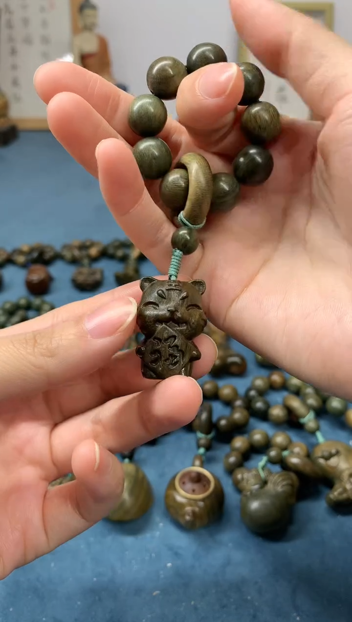 【闪购商品】维腊木（绿檀）把件小福虎 盘玩件