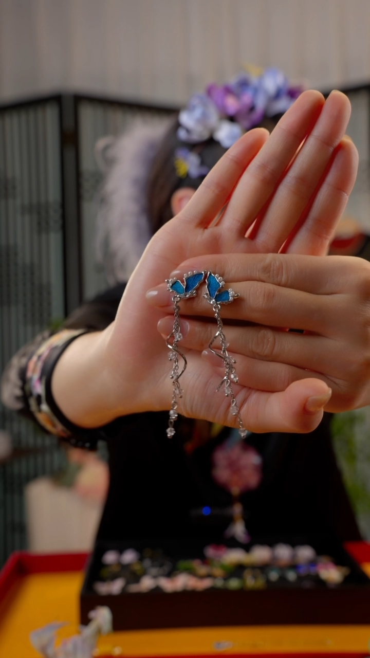 刺绣一***子苏绣非遗绒花饰品