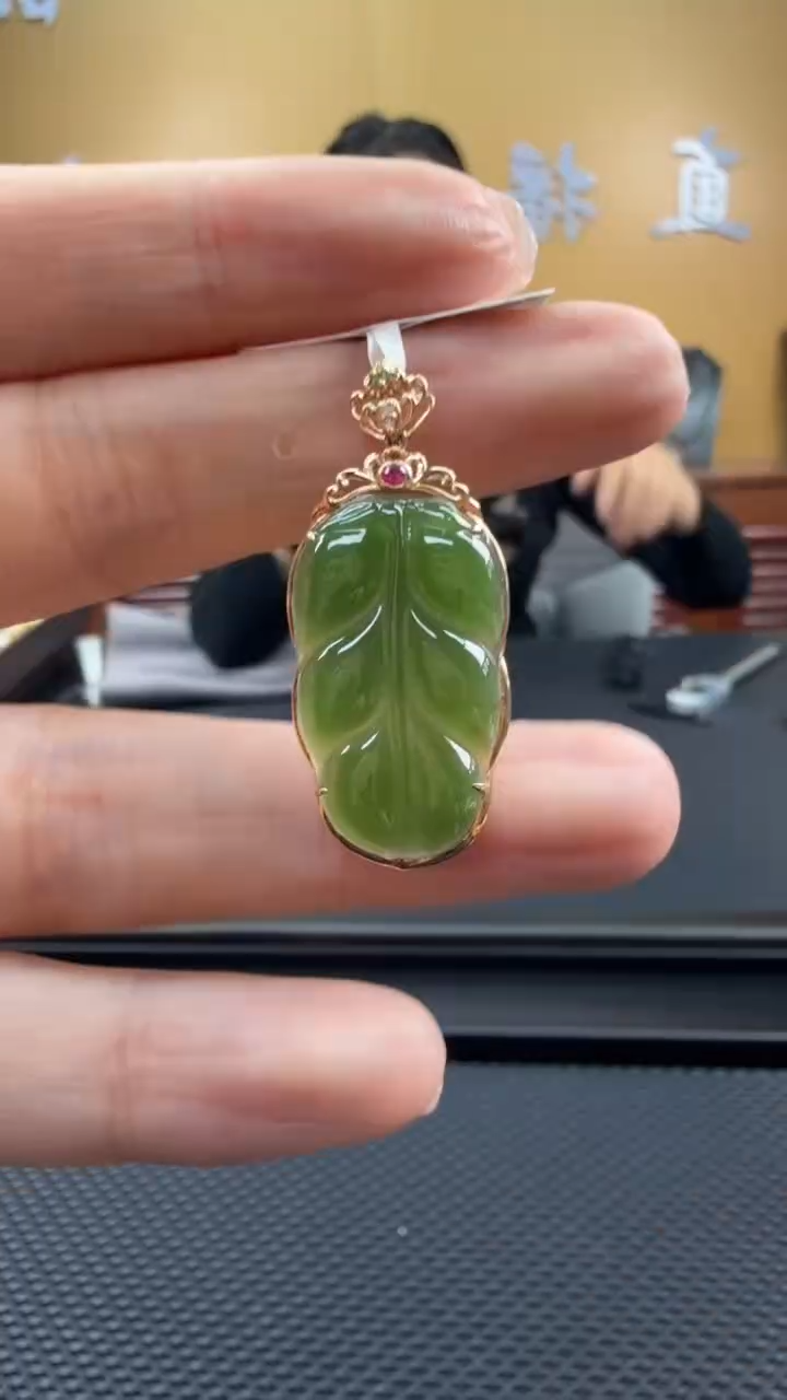 颈饰18K金镶嵌和田玉挂件