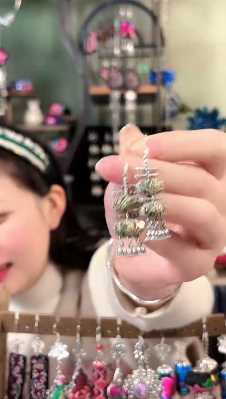 彩云南阁非遗老绣饰品035