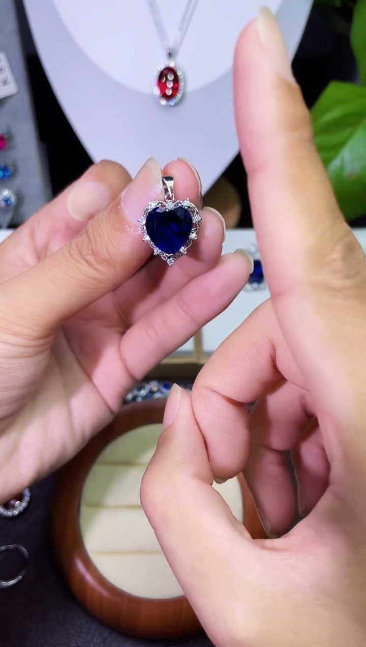 合金颈饰合成钻石蓝宝吊坠