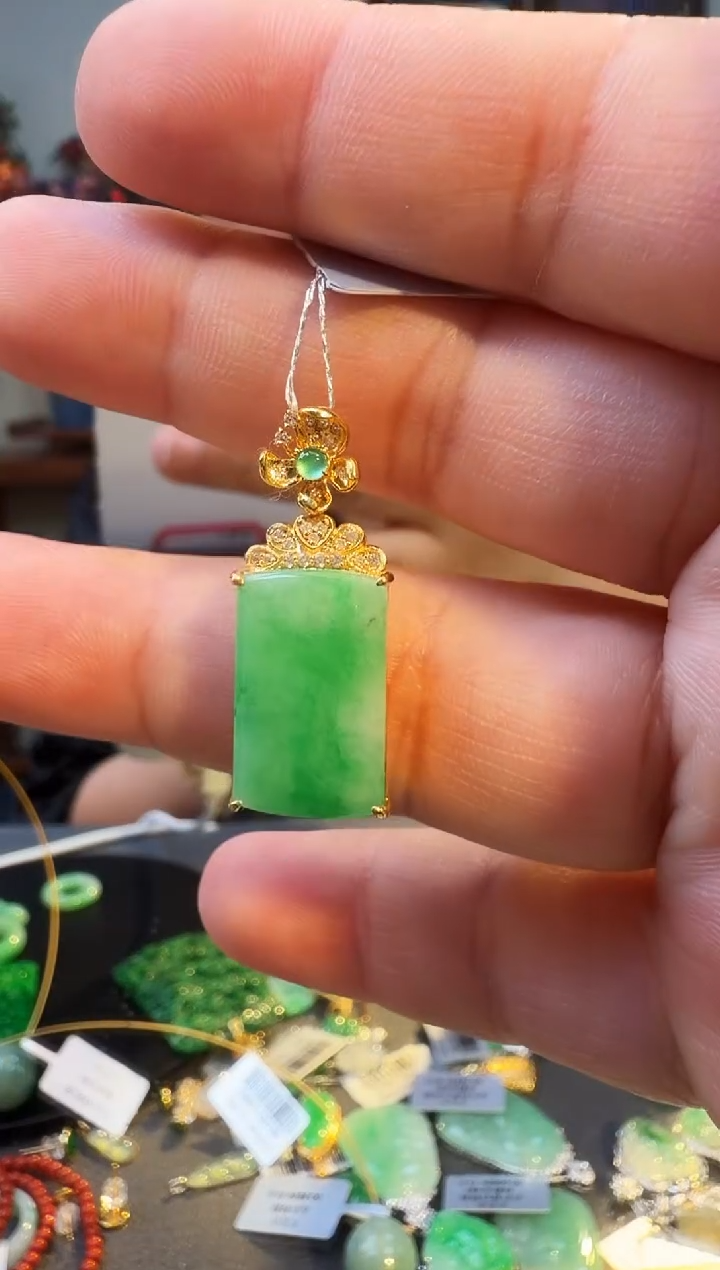 颈饰18K金镶嵌翡翠吊坠