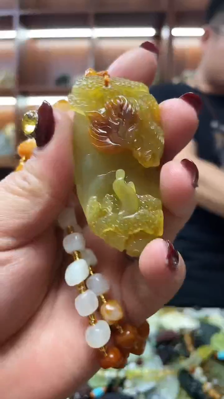 未镶嵌蛇纹石玉吊坠    