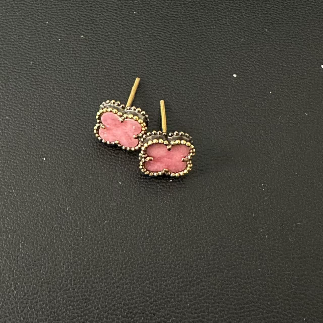 周帝王电黑金黄金足金复古粉色四叶草经典耳钉潮流纯金欧美简约