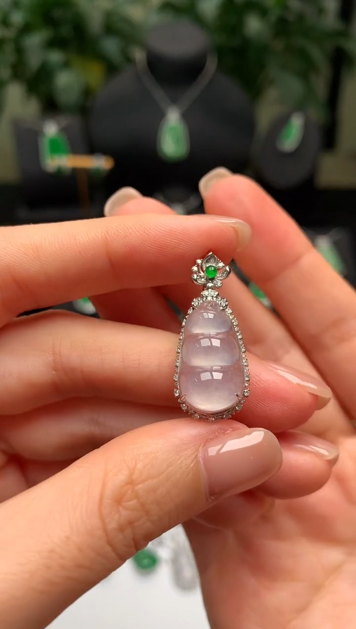 颈饰18K金镶嵌翡翠福豆