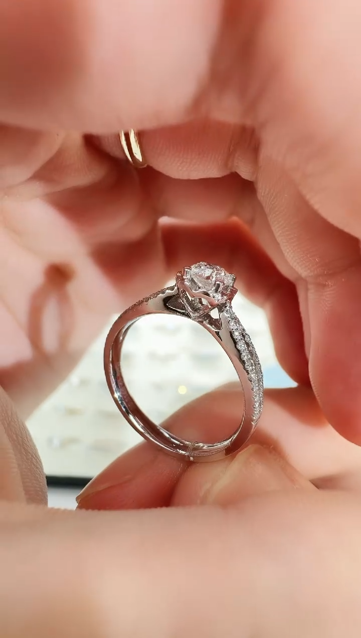 【闪购商品】钻石戒指/指环18K金镶嵌k白戒指2.93g