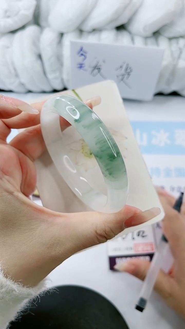 【闪购商品】石英质玉手镯合金多样性发货V202