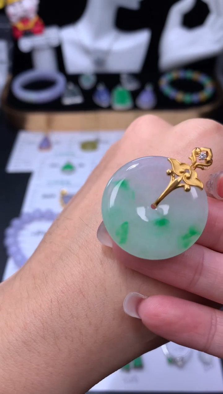 颈饰18K金镶嵌翡翠48小时鉴赏期 退货不扣服务费