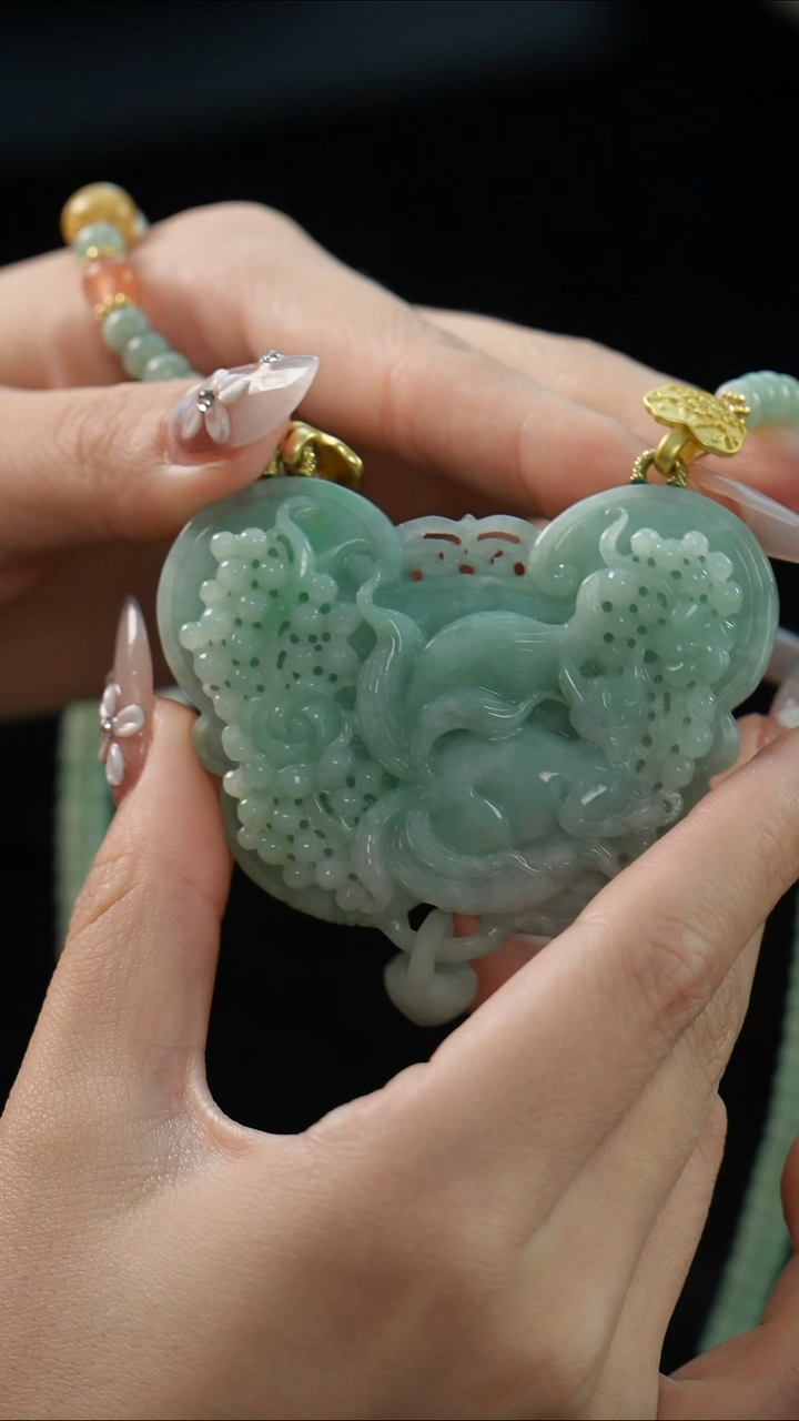 翡翠未镶嵌颈饰九尾