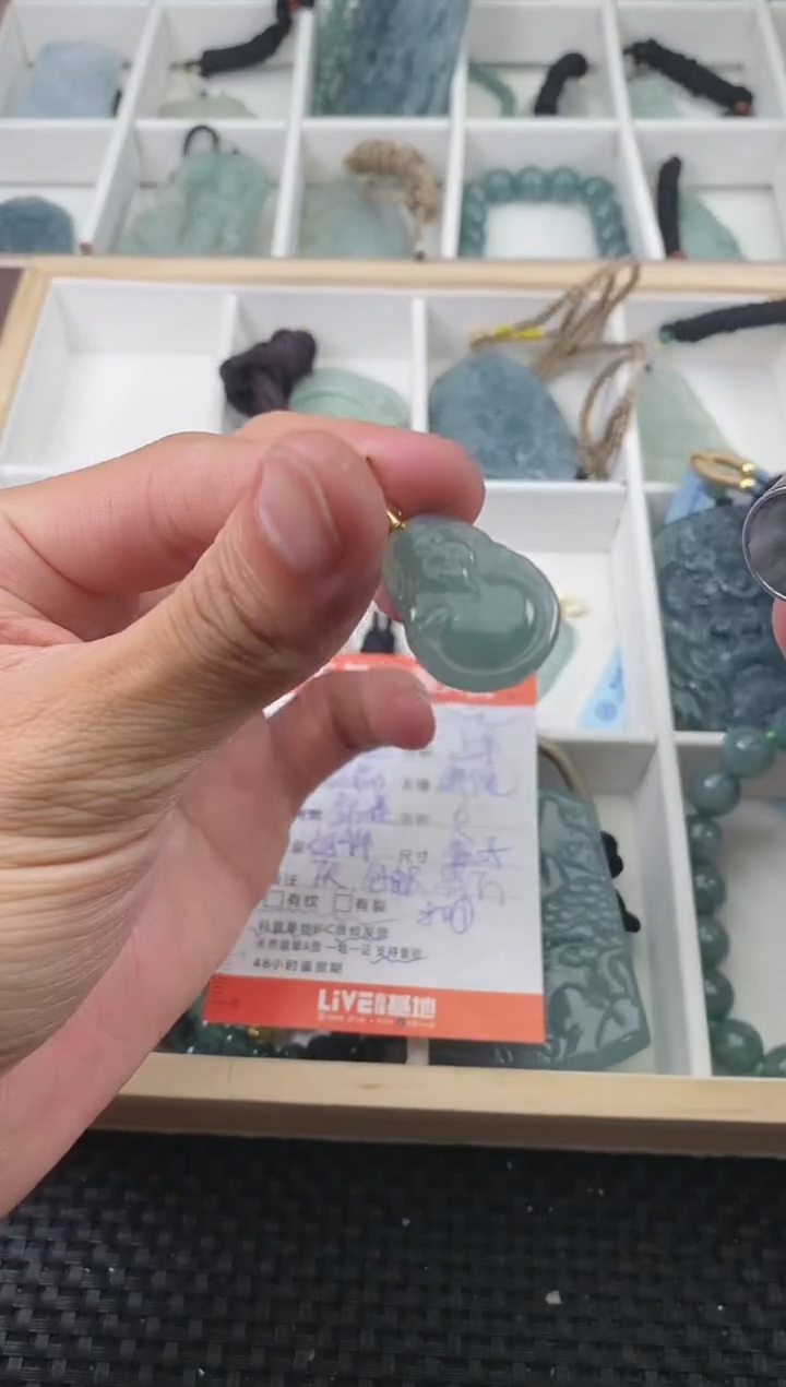 翡翠未镶嵌颈饰 