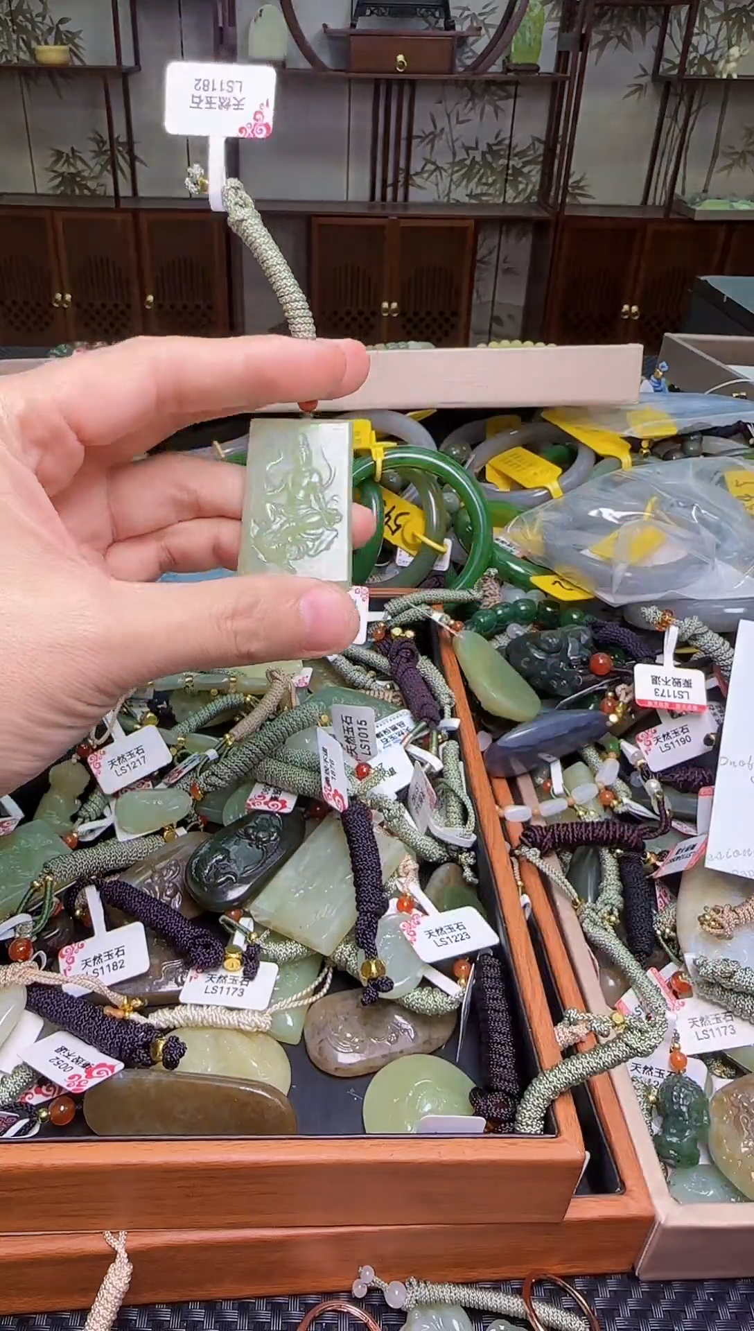 颈饰未镶嵌和田玉1