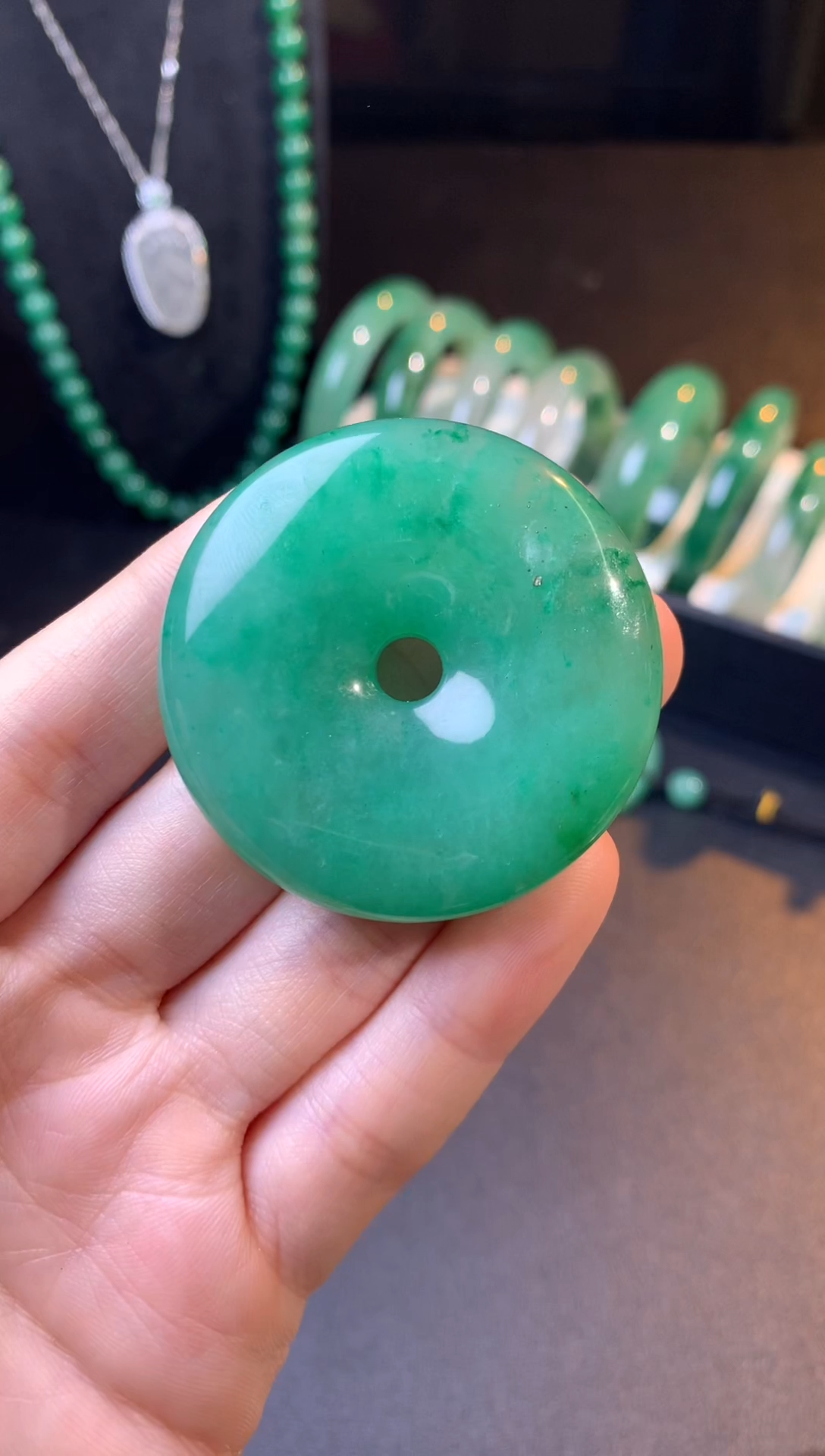 吊坠(不含链)未镶嵌石英质玉（非洲翠）46mm平安扣