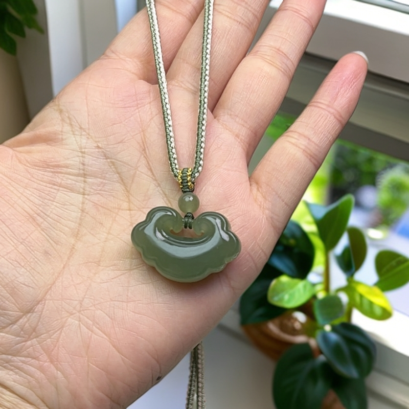 和田玉湖水绿如意锁30尺寸时尚经典款