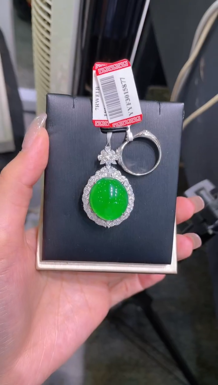 【闪购商品】翡翠吊坠(赠链)18K金镶嵌A47天然A货翡翠
