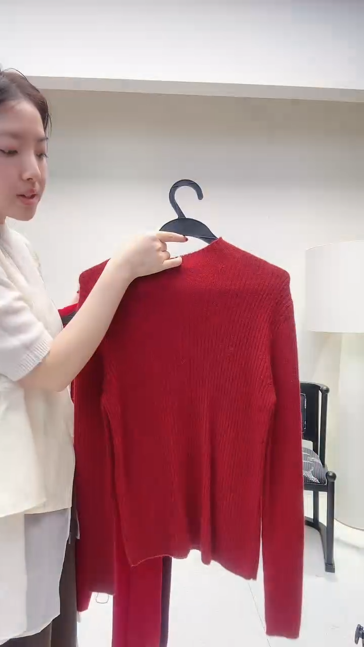 红色细坑条小低领羊毛衫