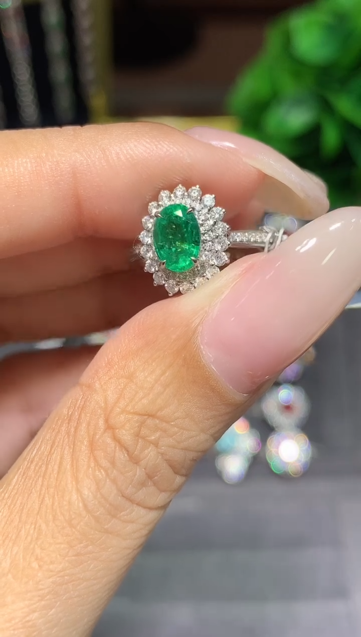 18K金镶嵌戒指祖母绿0.85CT