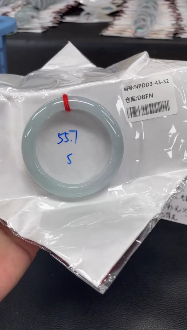 翡翠手镯未镶嵌翡翠手镯