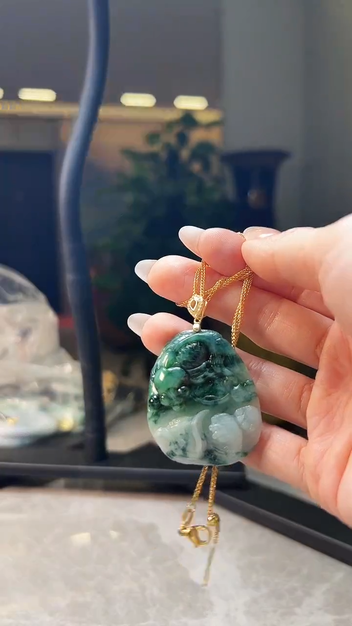 翡翠未镶嵌颈饰精雕