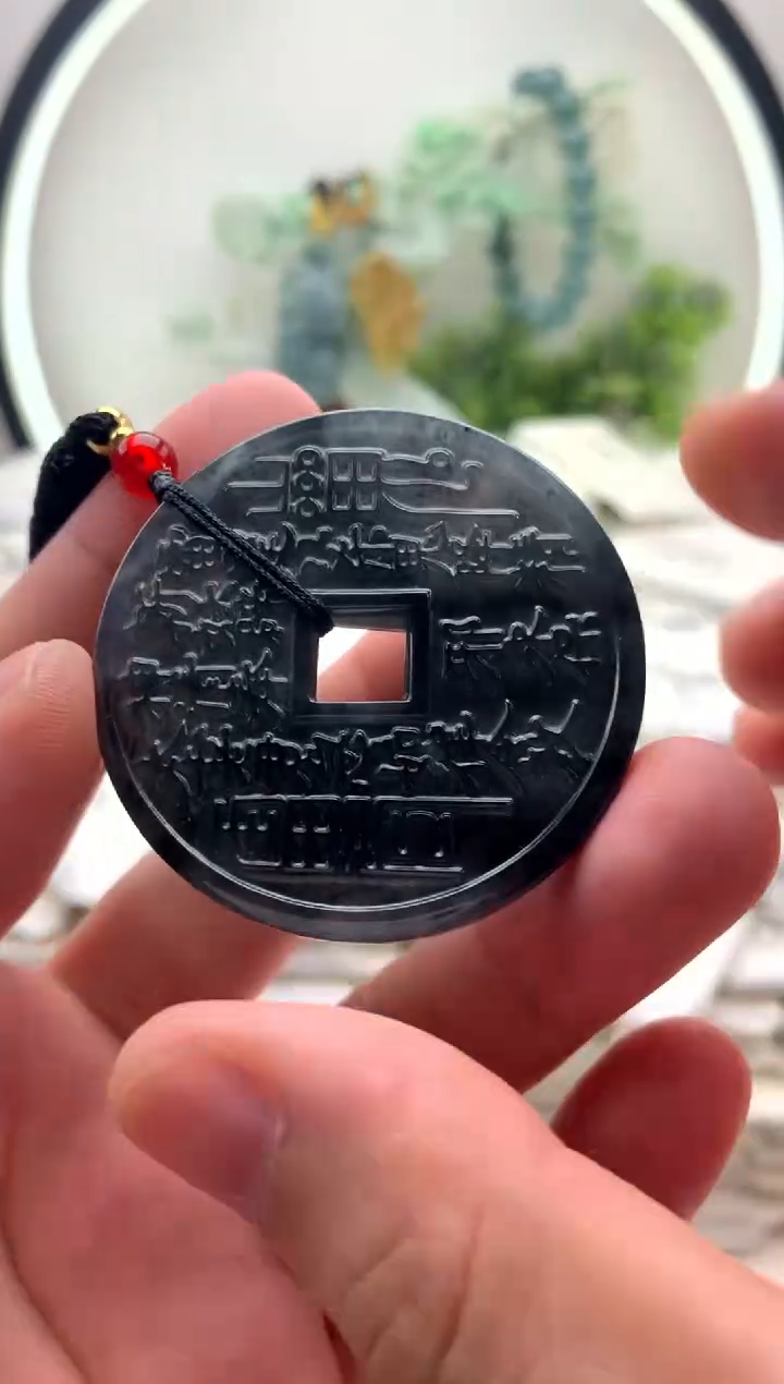 翡翠未镶嵌颈饰山鬼