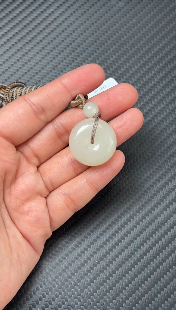 吊坠(赠链)未镶嵌和田玉和田黑山微色差平安扣