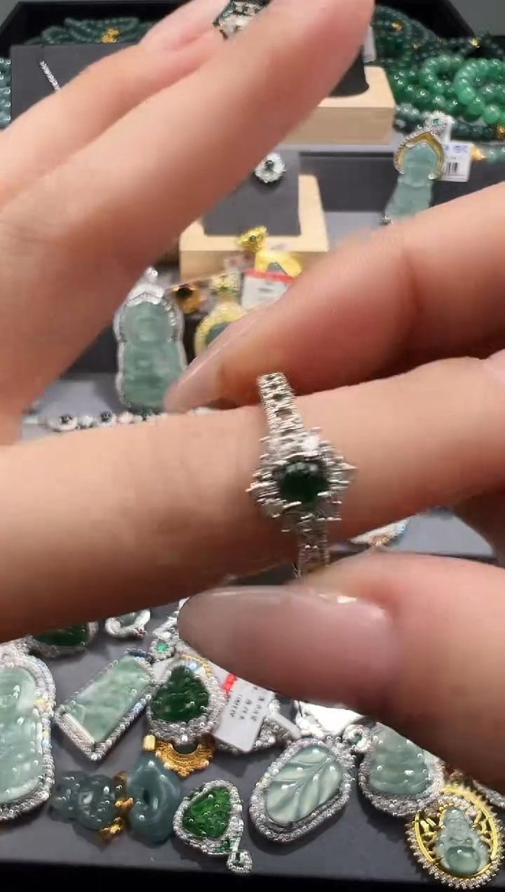 【闪购商品】翡翠吊坠(赠链)未镶嵌翡翠A货源头工厂带证书发