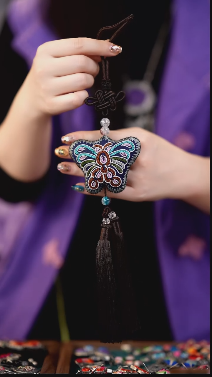 织绣私人定制苗族手工包挂634