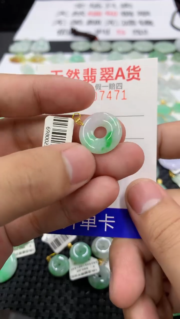 翡翠18K金镶嵌颈饰11111111111