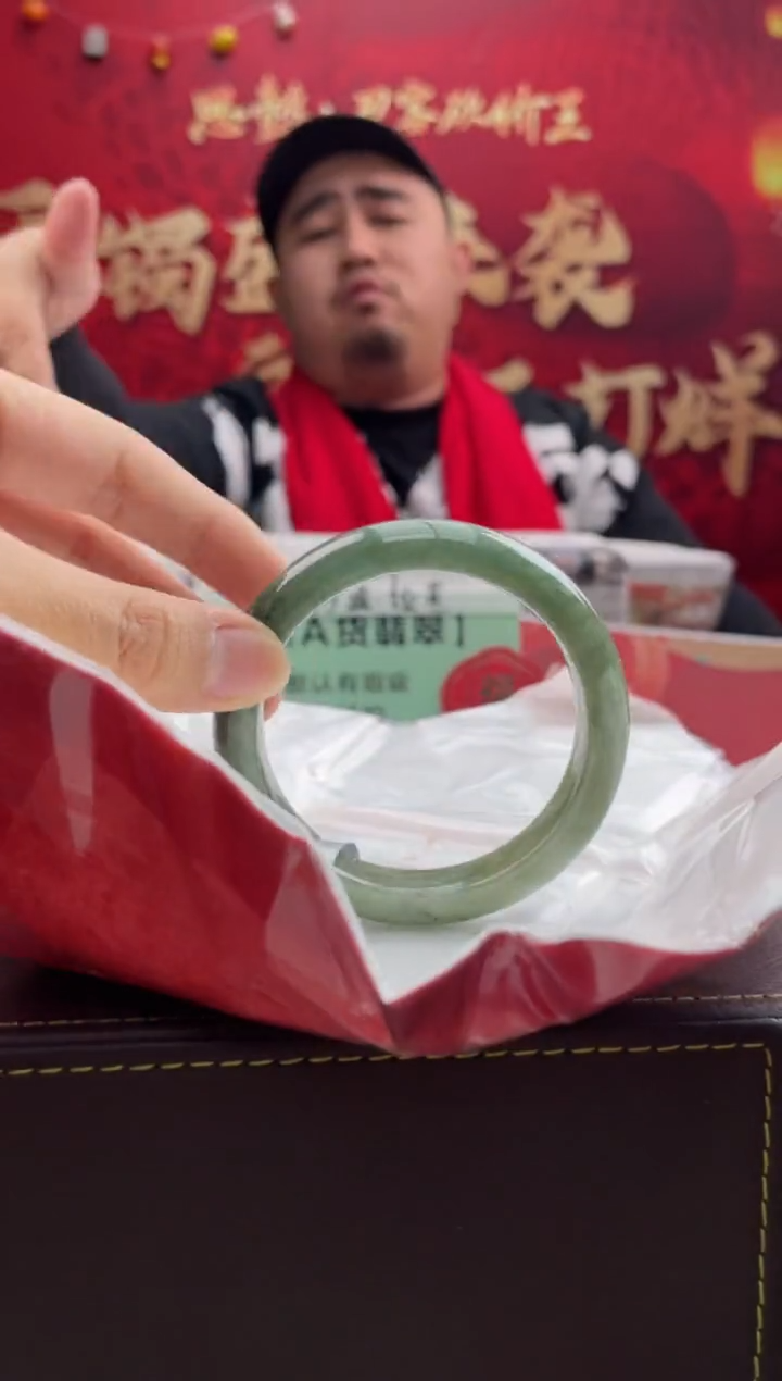 【闪购商品】翡翠手镯未镶嵌1翡翠手镯（微瑕）