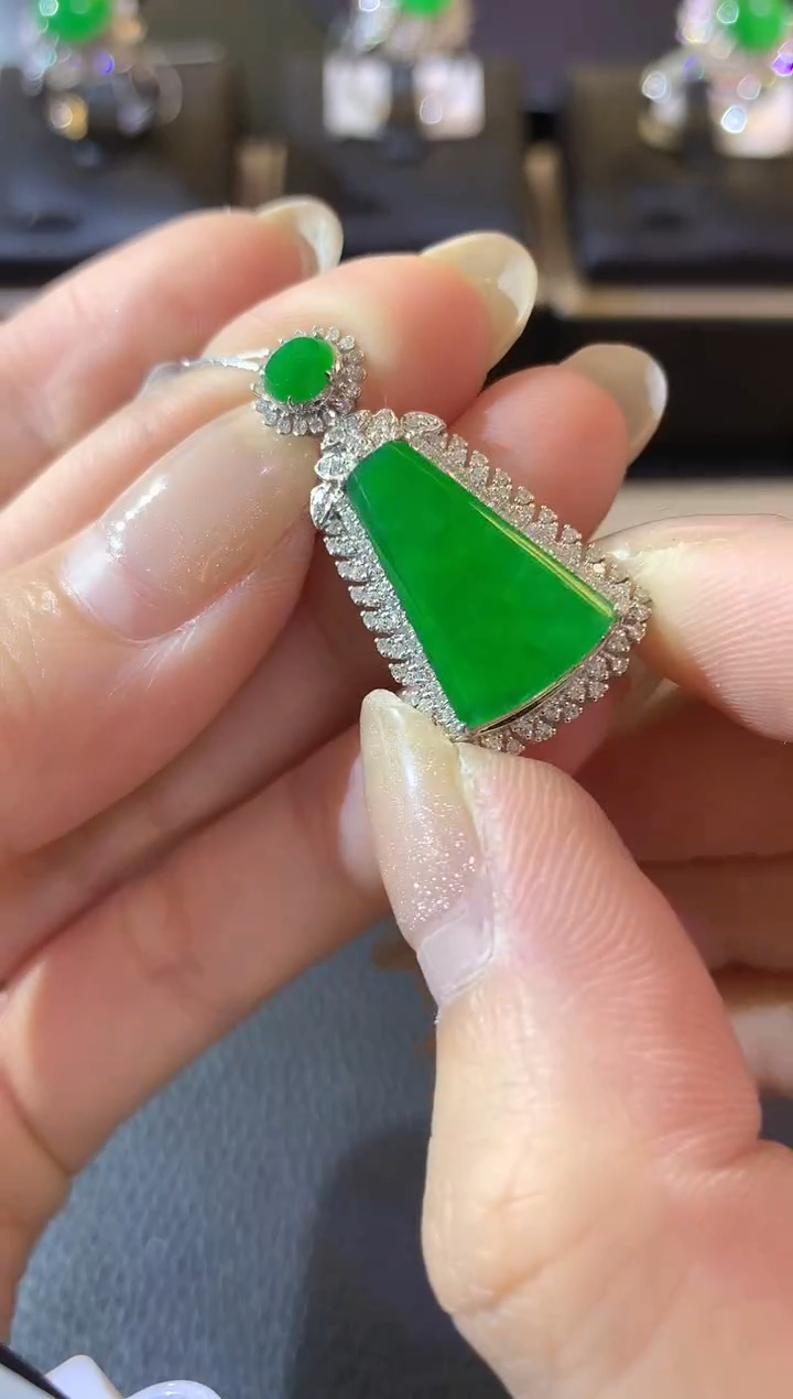 【闪购商品】翡翠吊坠(不含链)18K金镶嵌A21