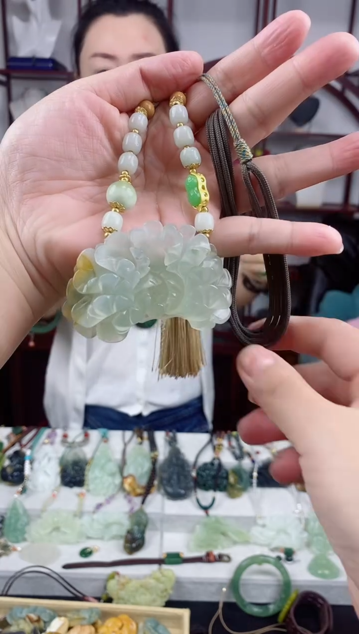 未镶嵌岫玉颈饰1