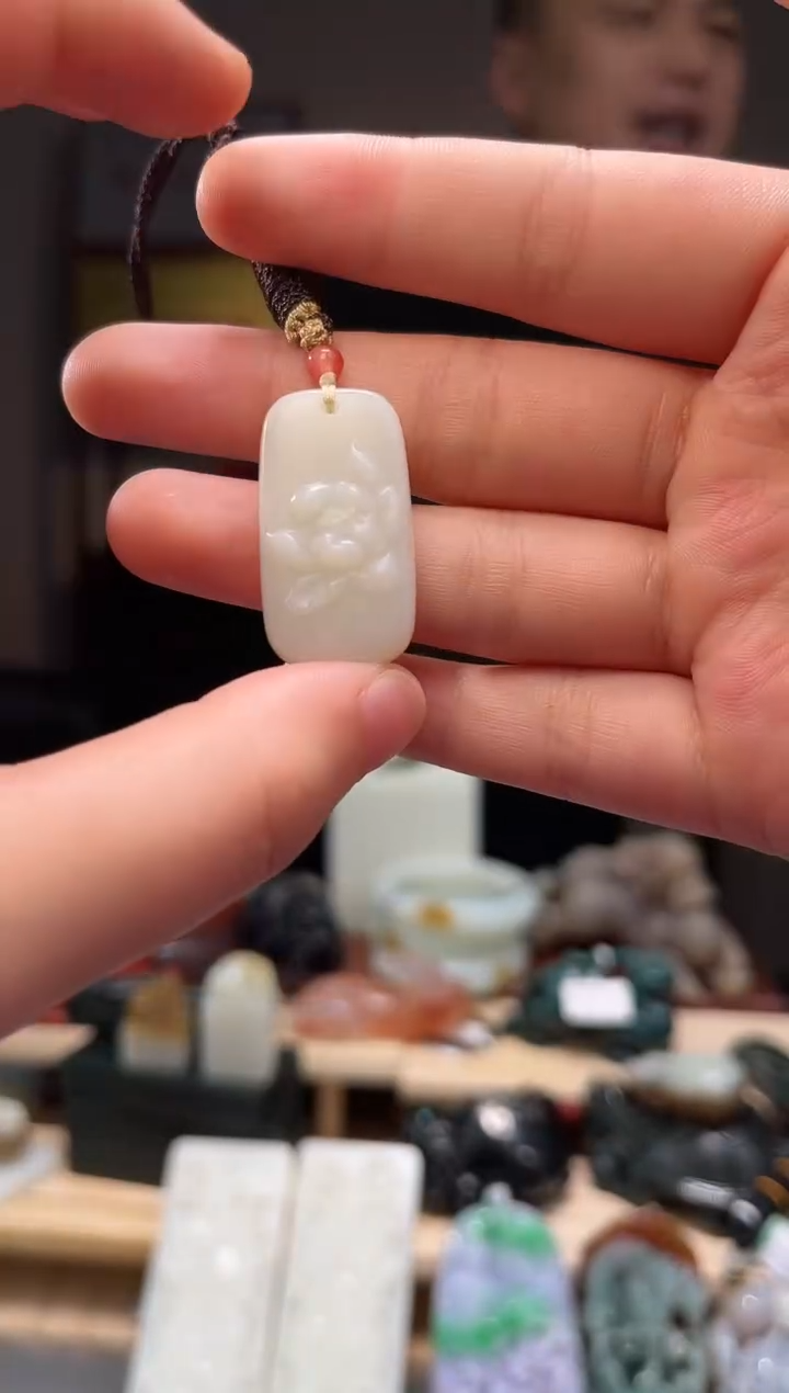 颈饰未镶嵌和田玉吊坠