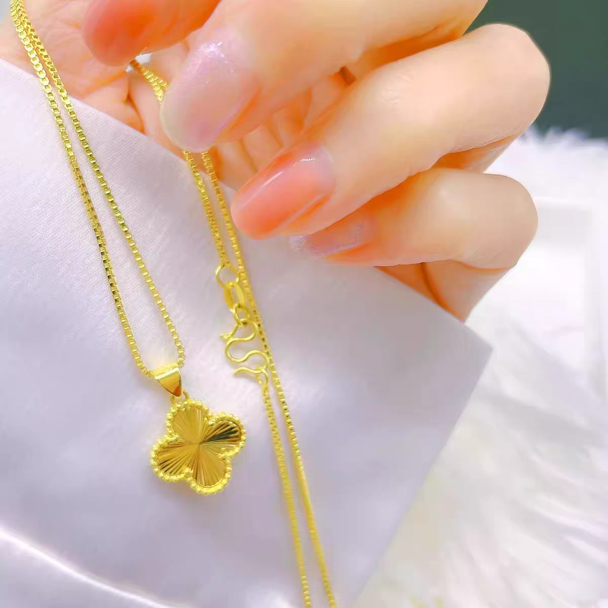 铜合金高端精品新款幸运四叶草项链女5D轻奢小众O字链黄金色吊坠