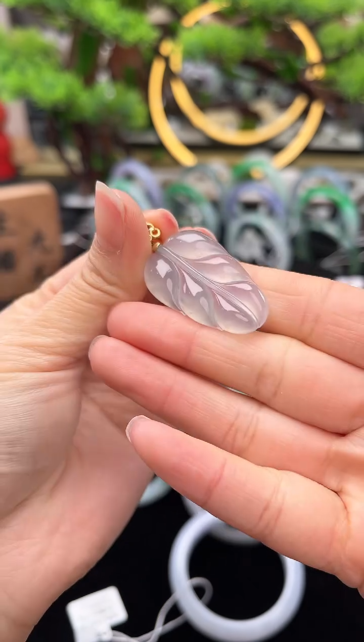 颈饰18K金镶嵌翡翠吊坠