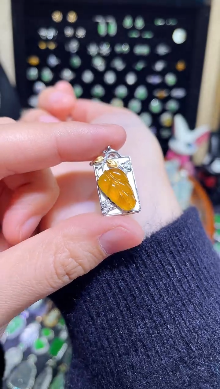 【闪购商品】翡翠颈饰18K金镶嵌高冰胶黄翡叶子吊坠