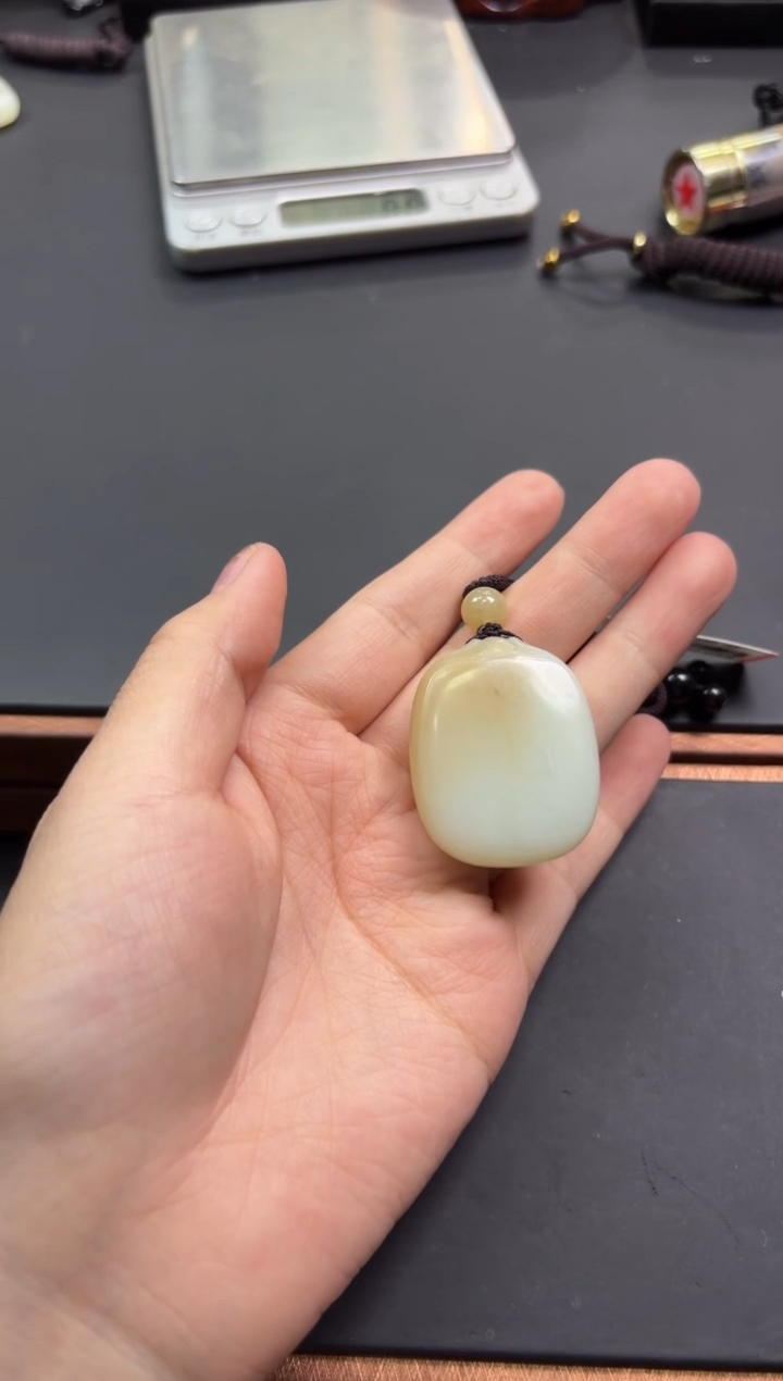 【闪购商品】和田玉吊坠(赠链)未镶嵌且末微色差迪克兰吊坠