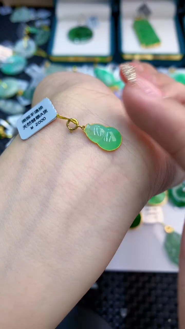 【闪购商品】翡翠18K金镶嵌颈饰            8