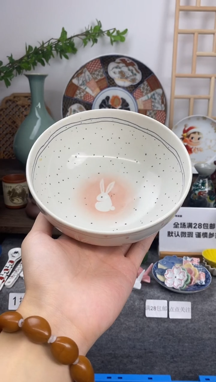 瓷片手绘粉嫩兔子碗